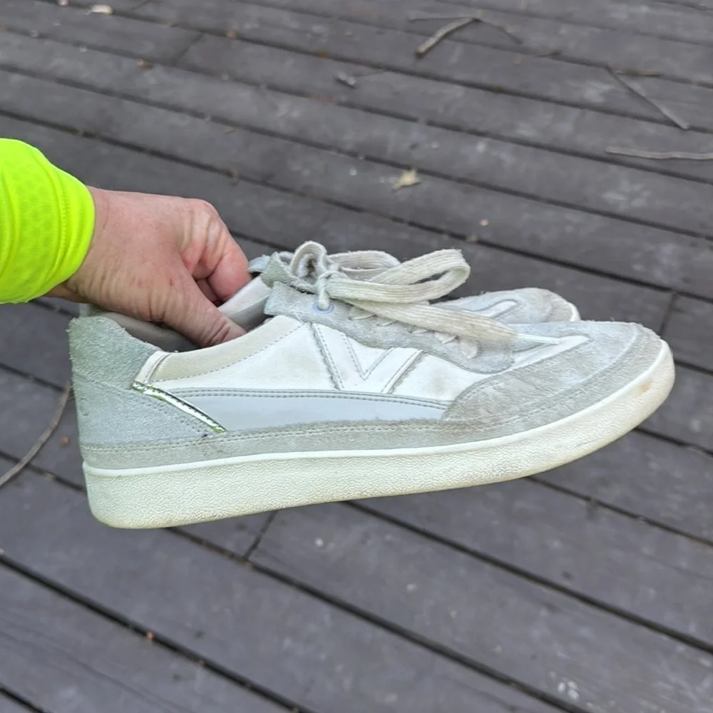 Vionic gray and white leather women’s sneakers size 10